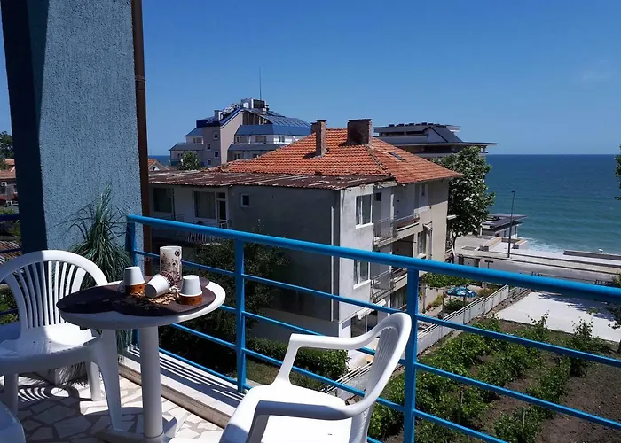 게스트하우스 Blue House - синята къща 3*