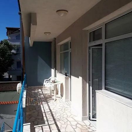 بيت ضيافة Blue House - синята къща ابزور
