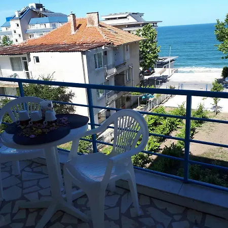 Blue House - синята къща 3* 奥布佐尔