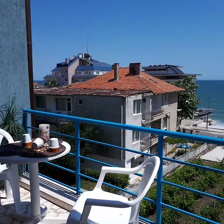 게스트하우스 Blue House - синята къща 3*