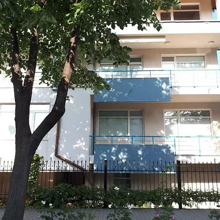 Blue House - синята къща 3*