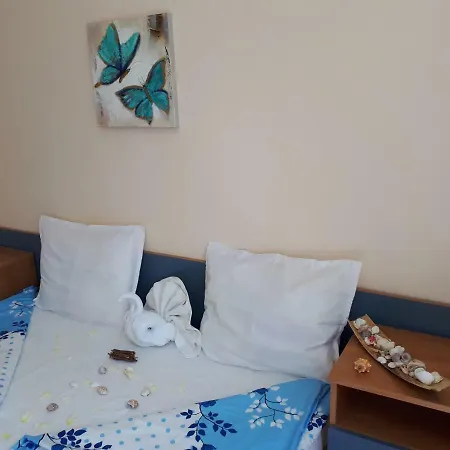 게스트하우스 Blue House - синята къща 3*