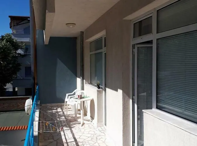 Къща за гости Blue House - синята къща Обзор