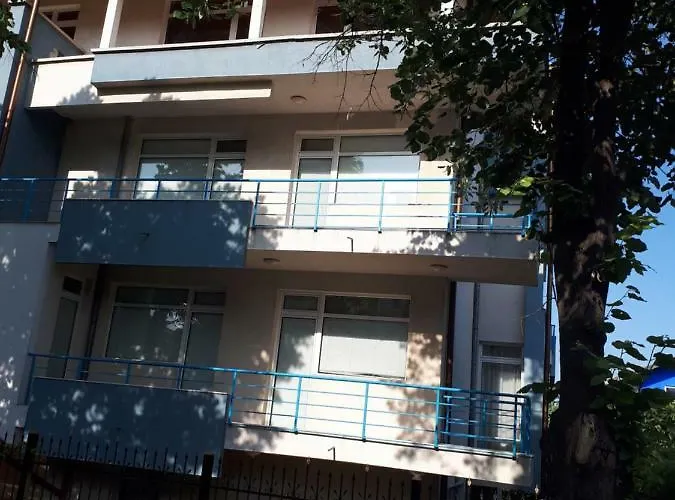 Blue House - синята къща 3* Обзор