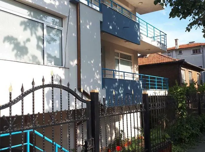 Къща за гости Blue House - синята къща Обзор