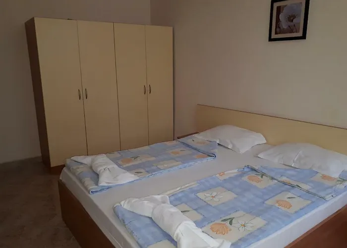 Blue House - синята къща Обзор