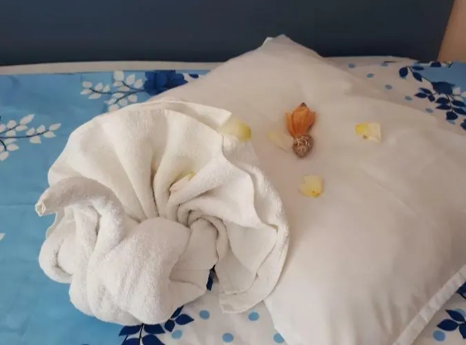 Къща за гости Blue House - синята къща Обзор